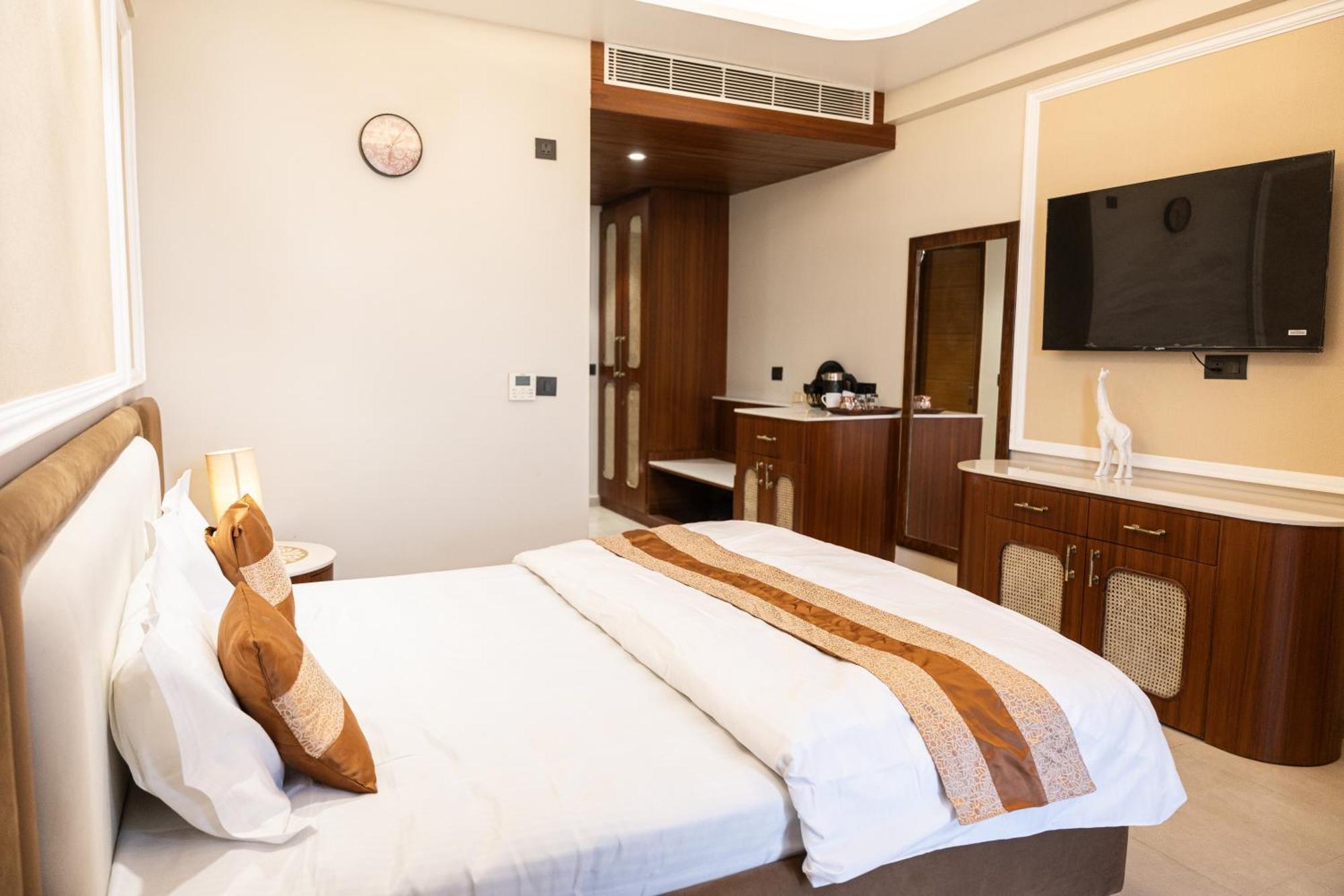 Omaxe Hazratganj , Khusi Mahal Bed and Breakfast Lucknow Eksteriør billede